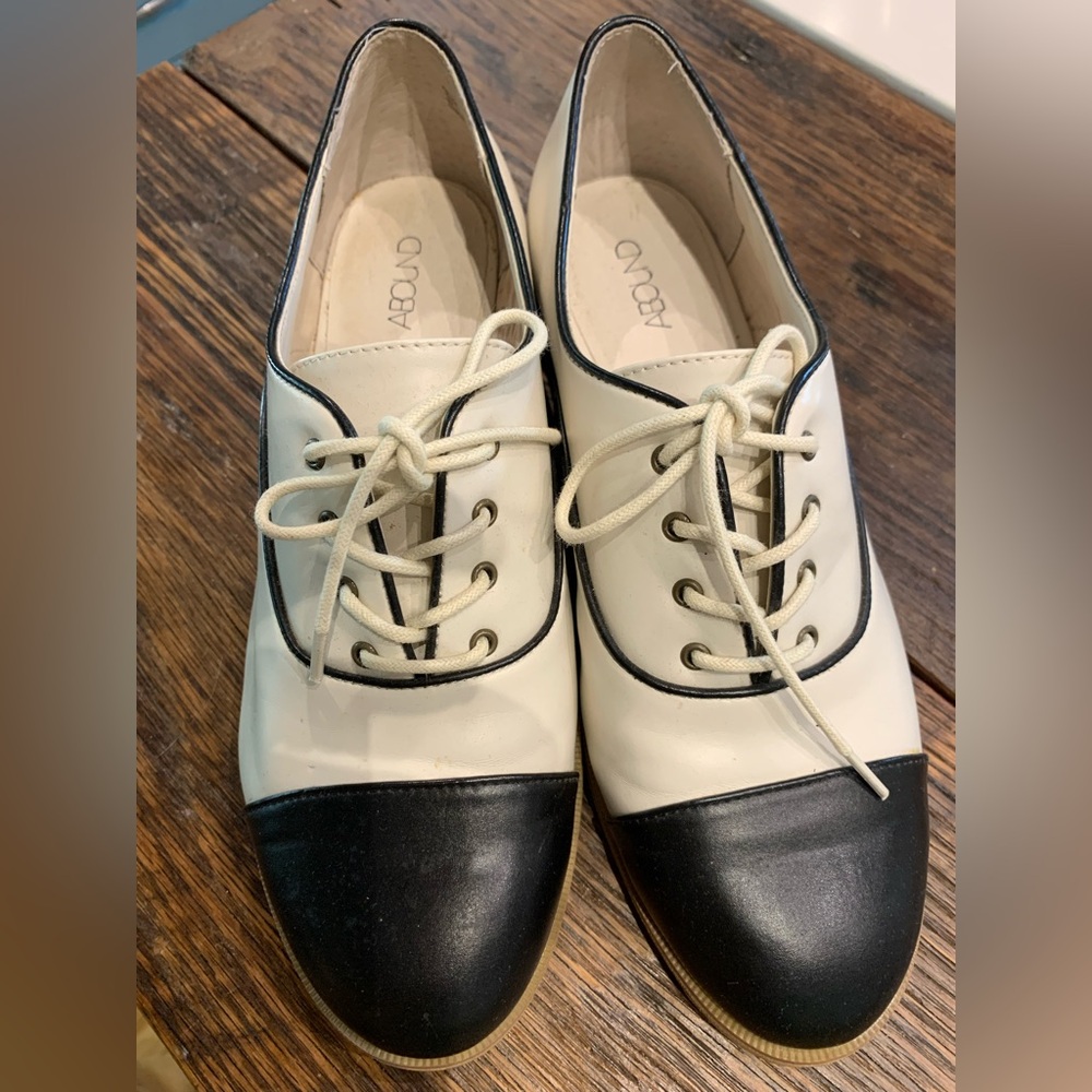 Black and cream lace up Oxford shoes.